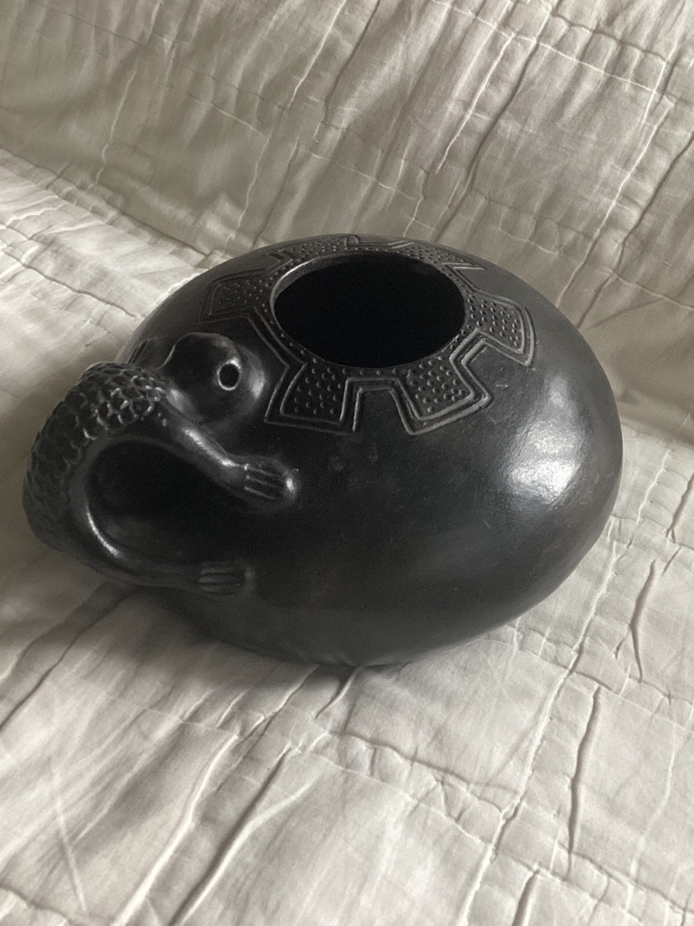 VINTAGE PRE COLUMBIAN OR PERUVIAN BLACK CERAMIC LIZARD POTTERY PIECE